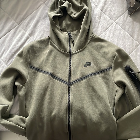 Olive green nike tech fleece (Top) size Medium (Men’s) - Picture 1 of 3